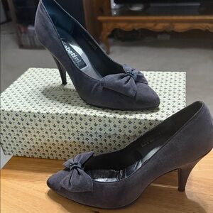 Elegant Women's Gray suede Pumps